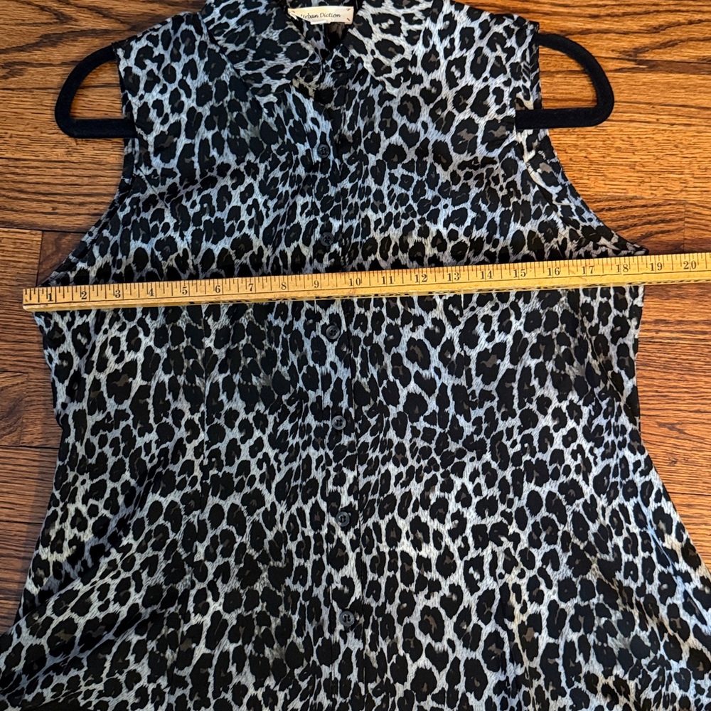 URBAN DICTION Leopard Print Sleeveless Button Down Top - Picture 5 of 6